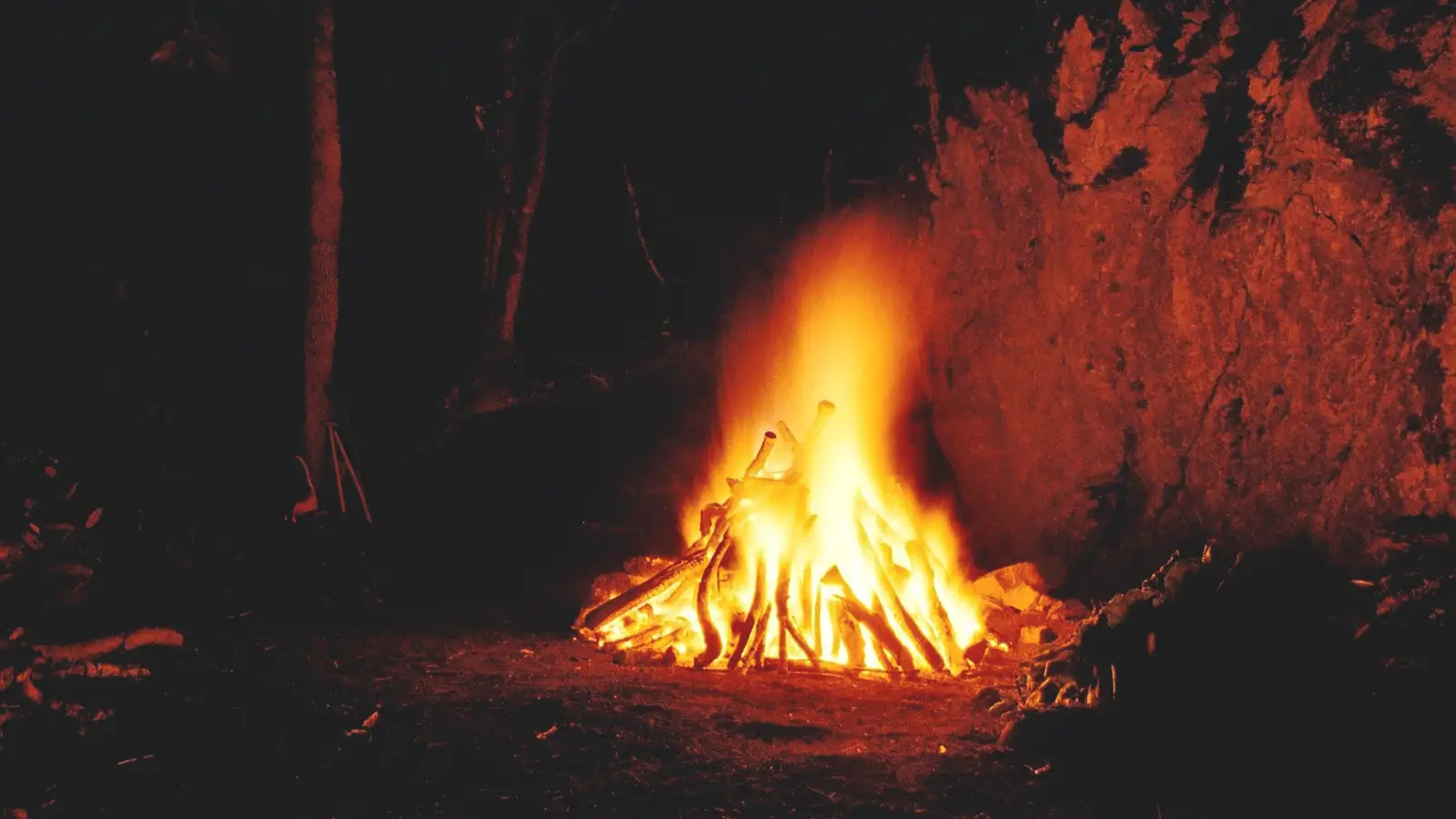 Ein Ritualfeuer lodert in der Nacht von Beltane